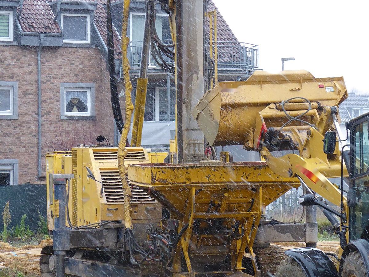 Vibro replacement rig with a stone hopper and loader